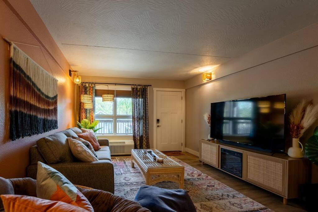 Pet Friendly Boho Condo With Pool--Fitness Center--Next To The Branson Landing--Close To Convention Center And Kanakuk Exterior photo